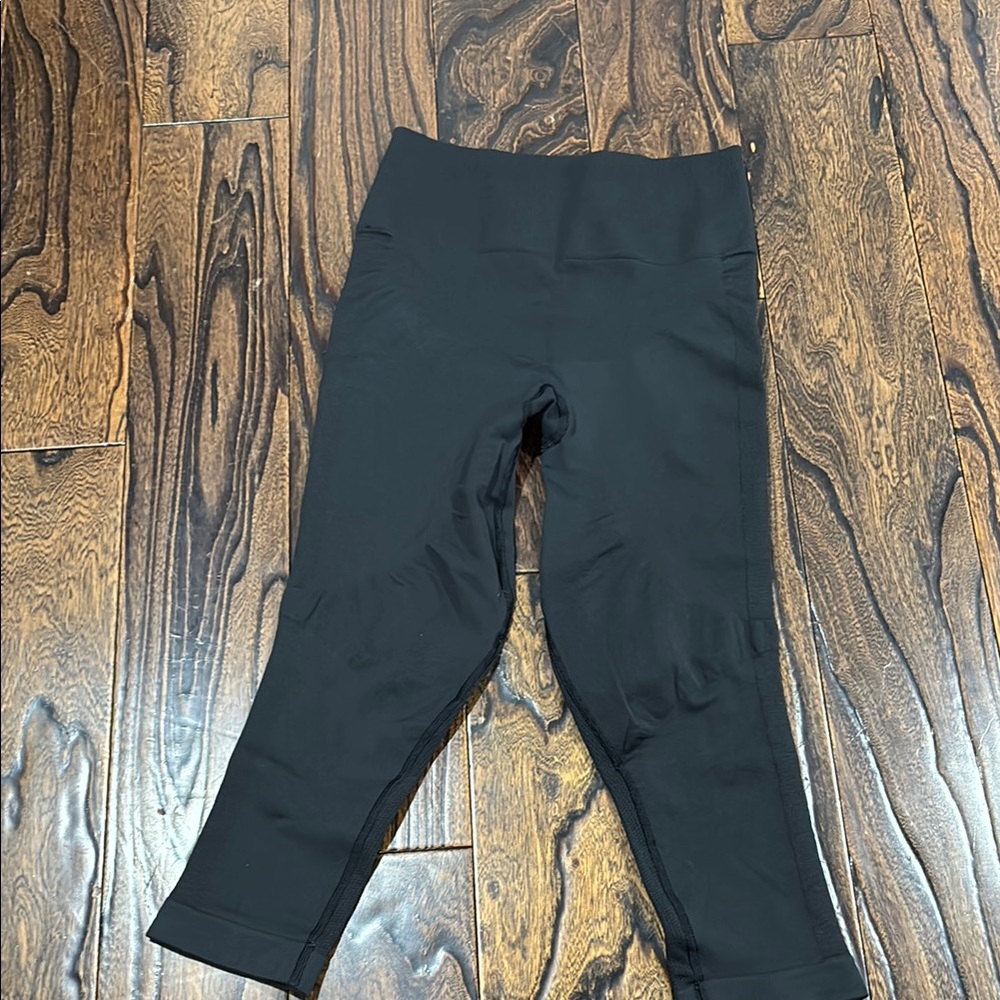 Lululemon Seamless Crop Leggings 
Size 8